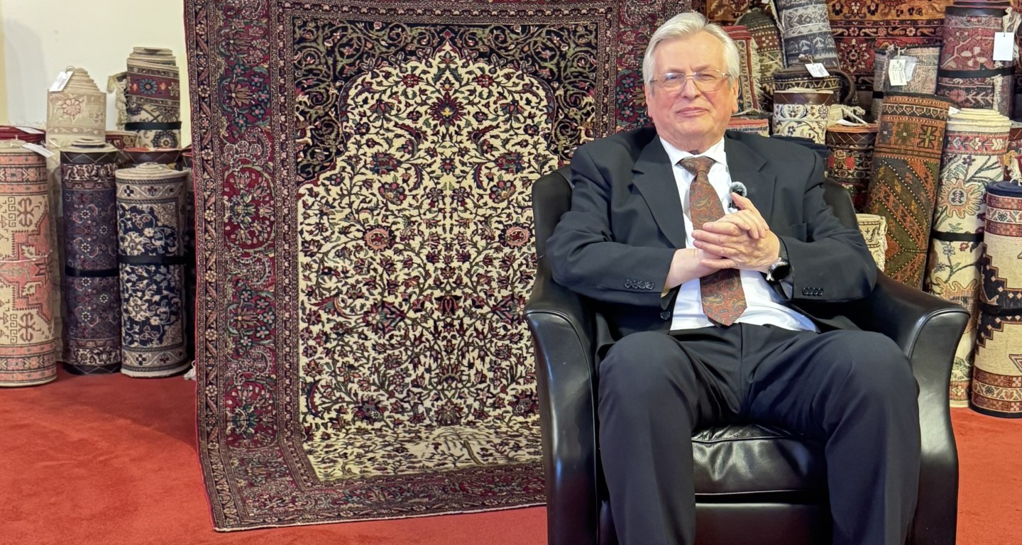 Rudolf Koppensteiner im Showroom mit persischem Orientteppich